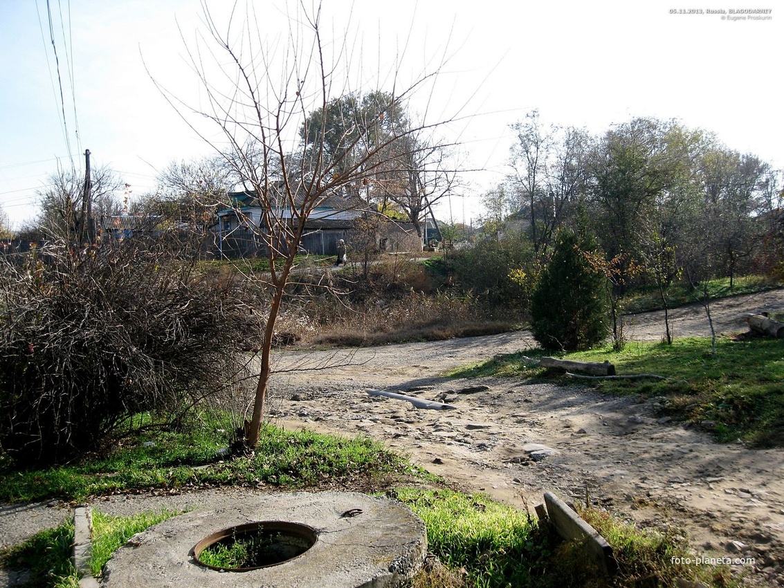 На ул.Суворова, вид на пересечение с пер.Ручейным (в центре кадра)