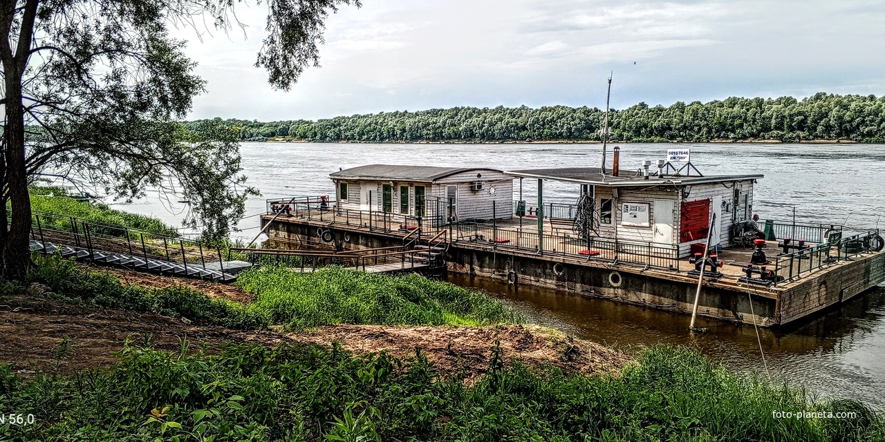 Причал речного транспорта на реке Ока.