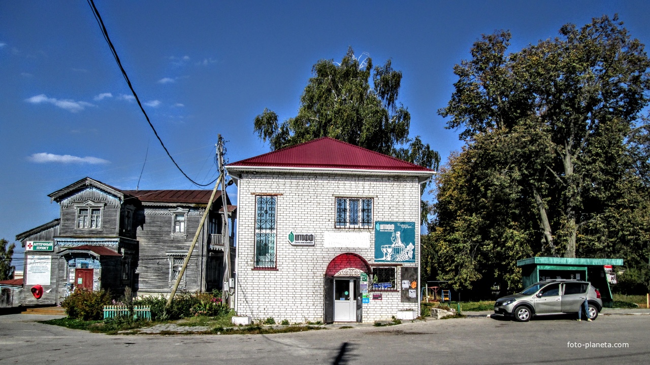 Отделение почты России и продовольственный магазин.