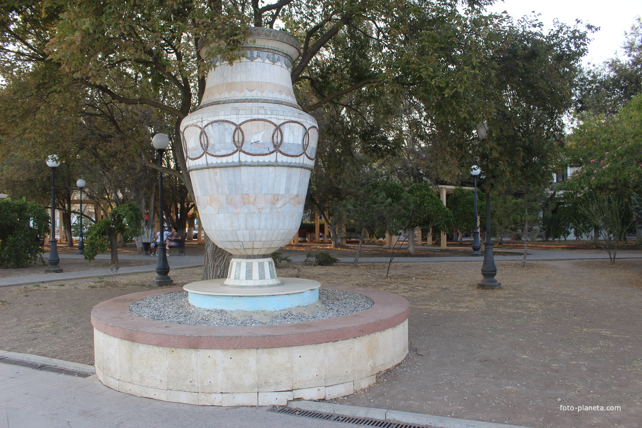 Мозаичная ваза (1984 год) на набережной Валентины Терешковой.