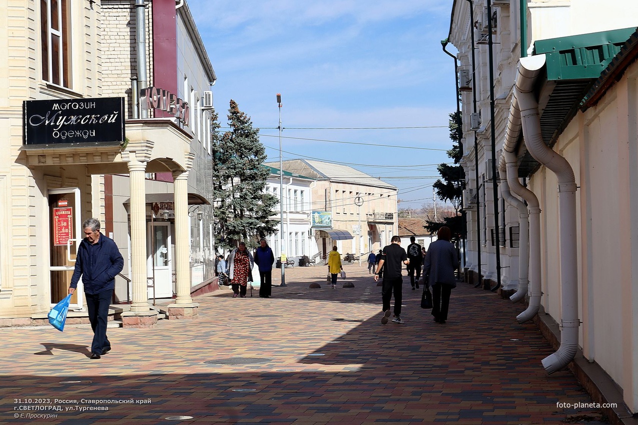 На ул.Тургенева, вид в направлении пересечения с ул.Ленина.