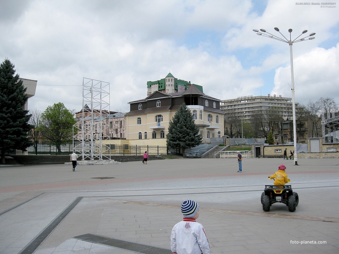 На Театральной площади.