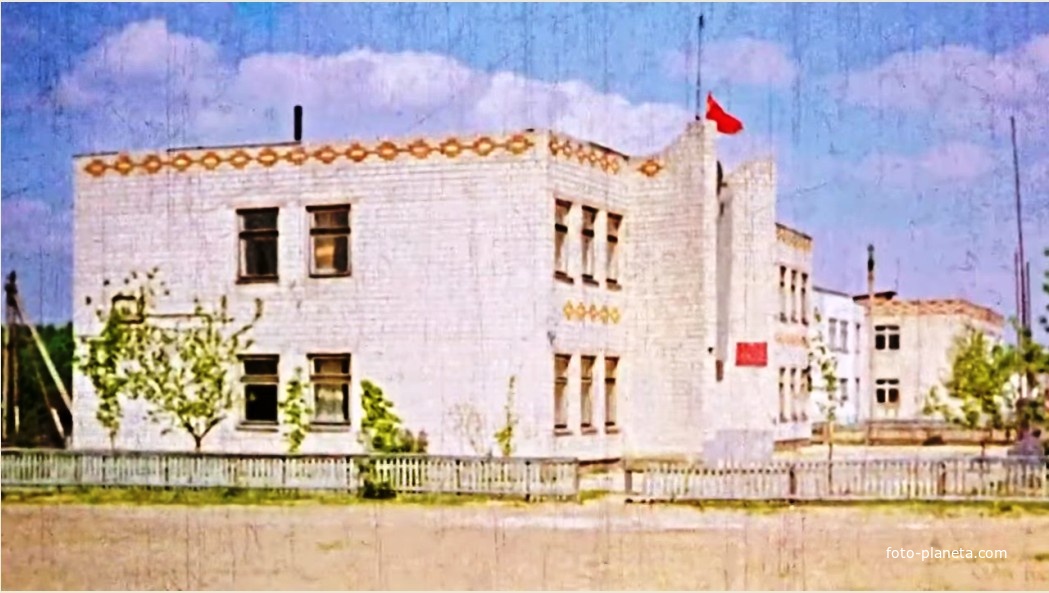 Административное здание конторы совхоза и сельсовета. Далее здание школы