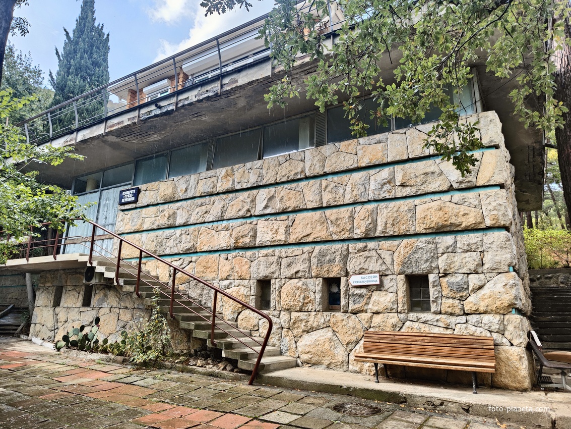 Санаторий "Горный" в п.г.т. Курпаты. Грязелечебница, ещё выше - бассейн.