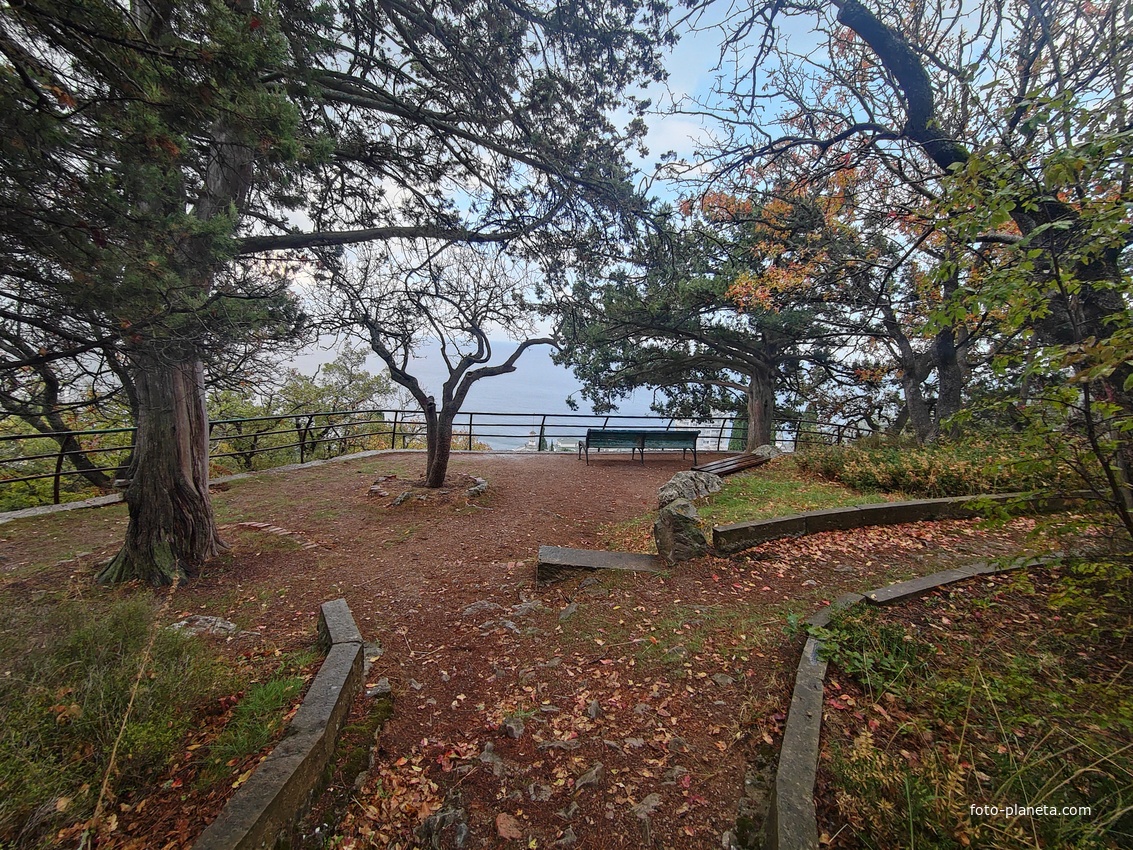 Парк санатория "Горный" в п.г.т. Курпаты. Вид на акваторию Чёрного моря.