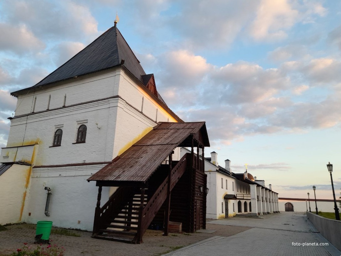 Восточная квадратная башня