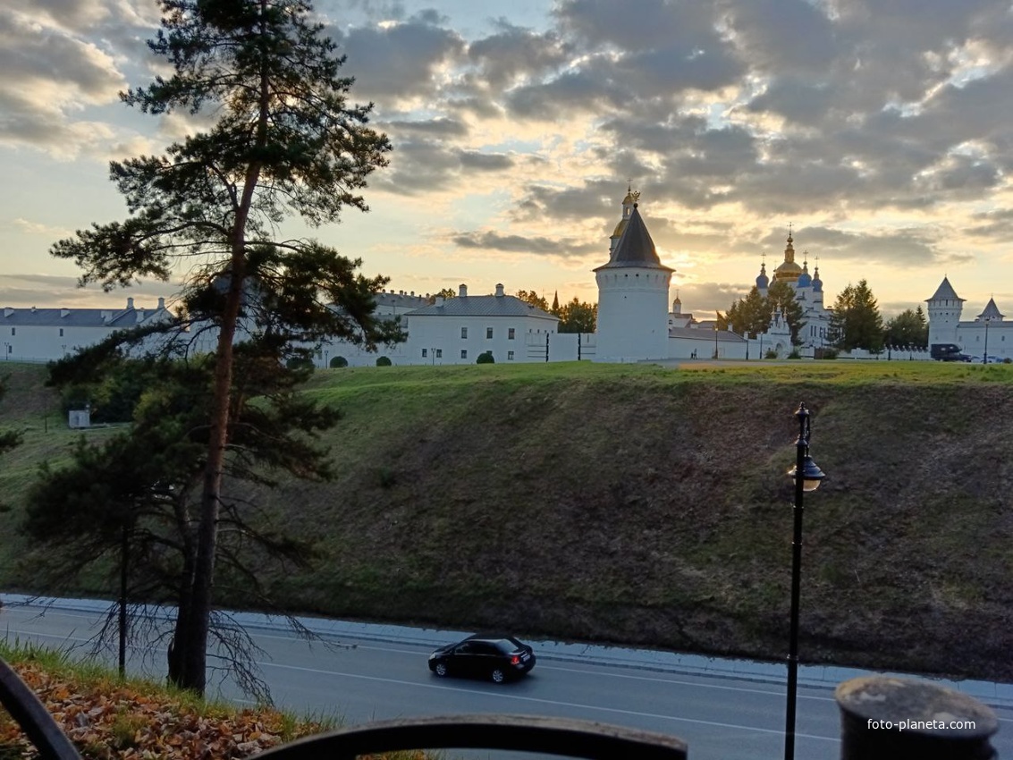 Вид на Тобольский кремль из сада Ермака