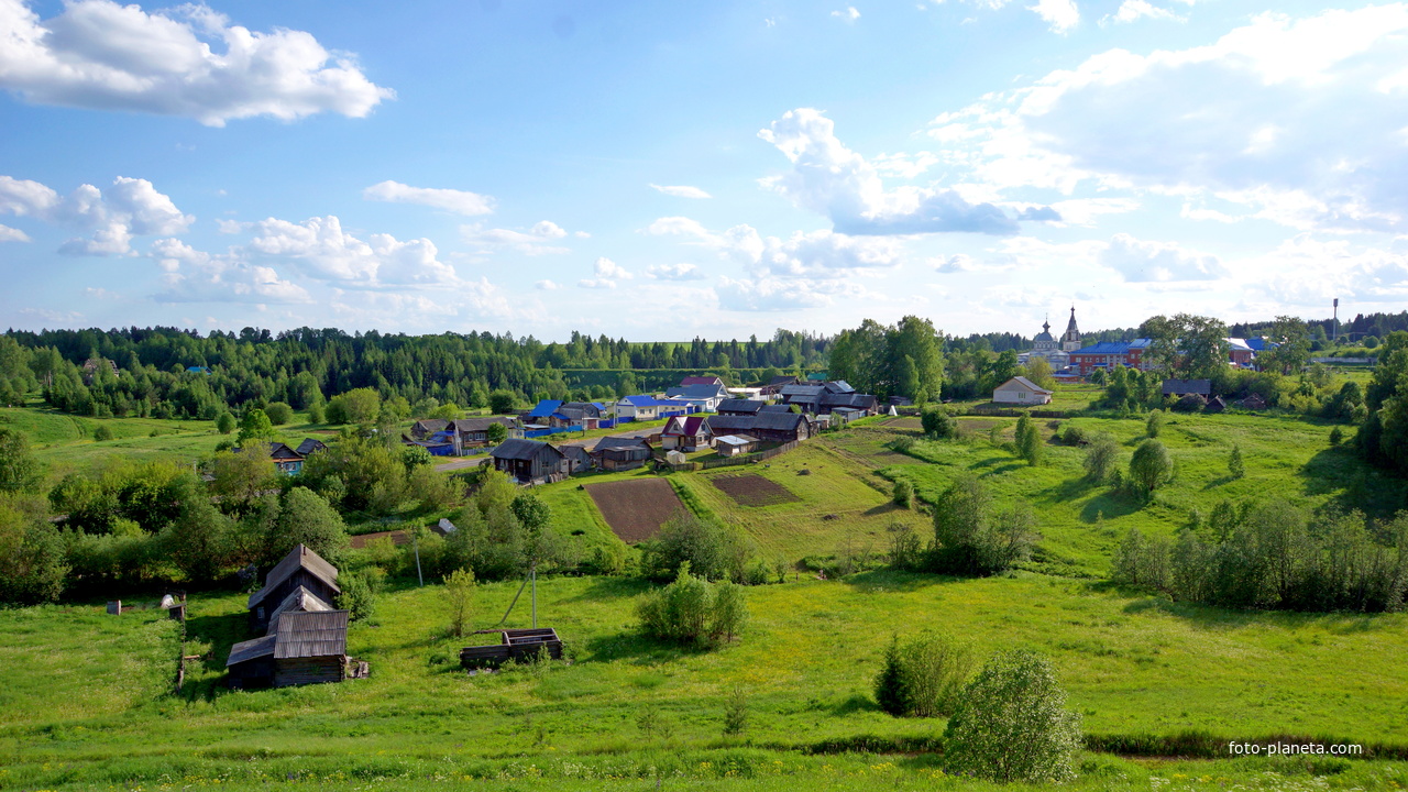 Вид на село с каменного карьера