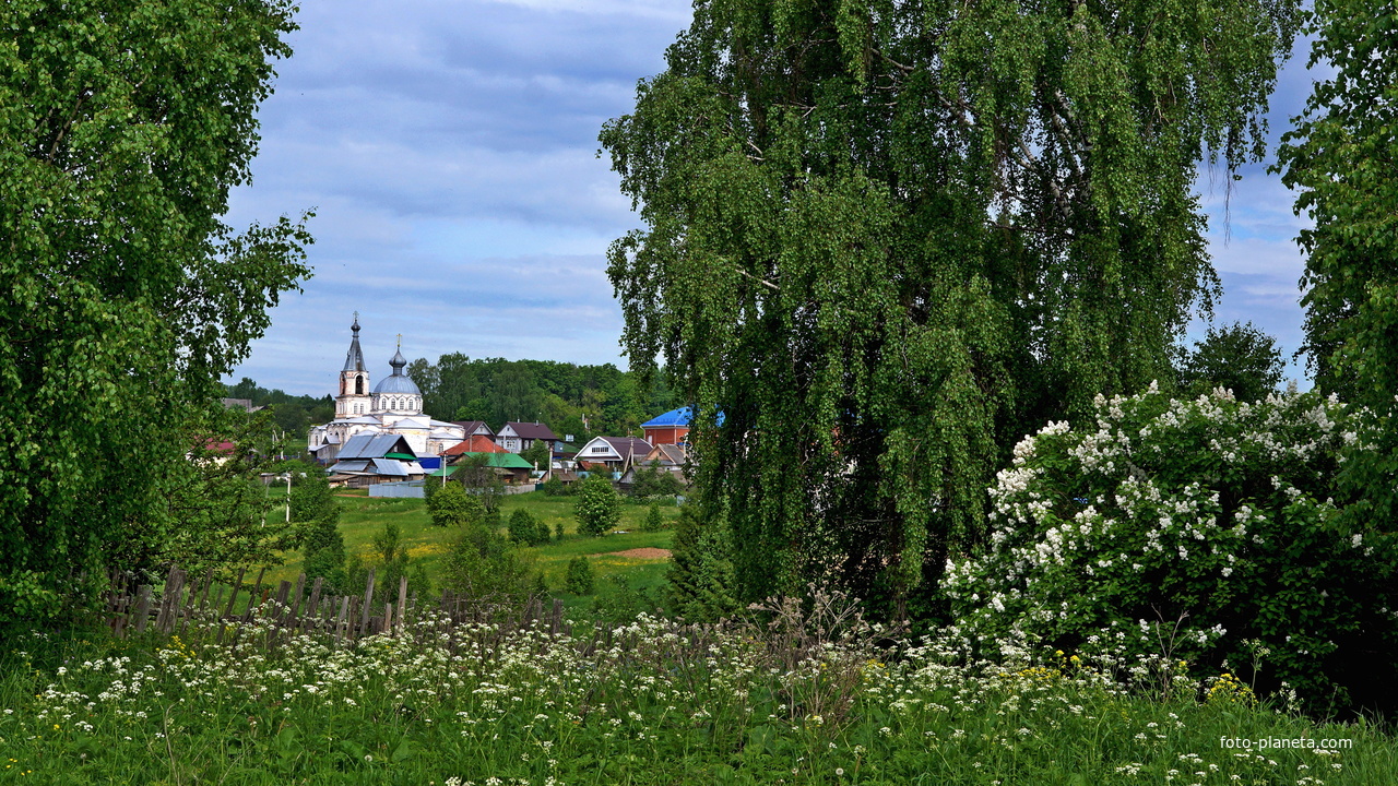 Вид на церковь из Зареки