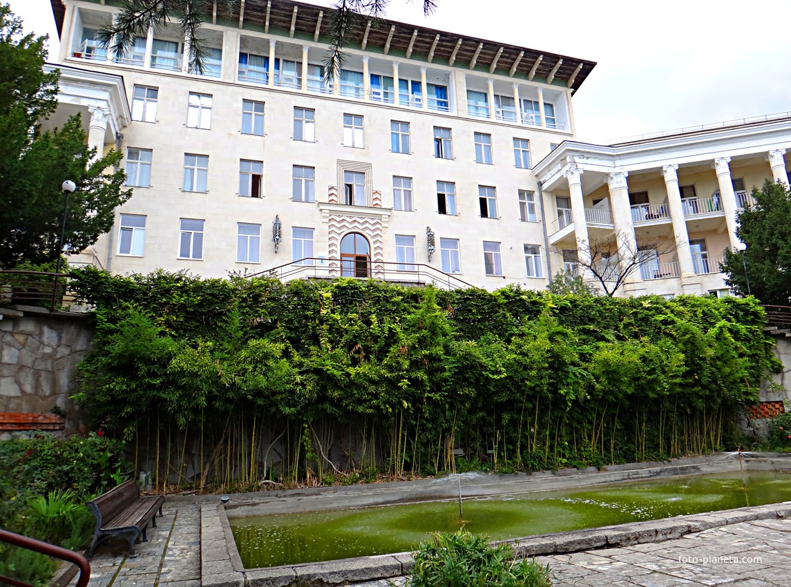 Санаторий "Горный" в п.г.т. Курпаты. 1-ый корпус, 5-этажное здание, центральное в санатории. В нём находится номерной фонд и основная лечебная база.