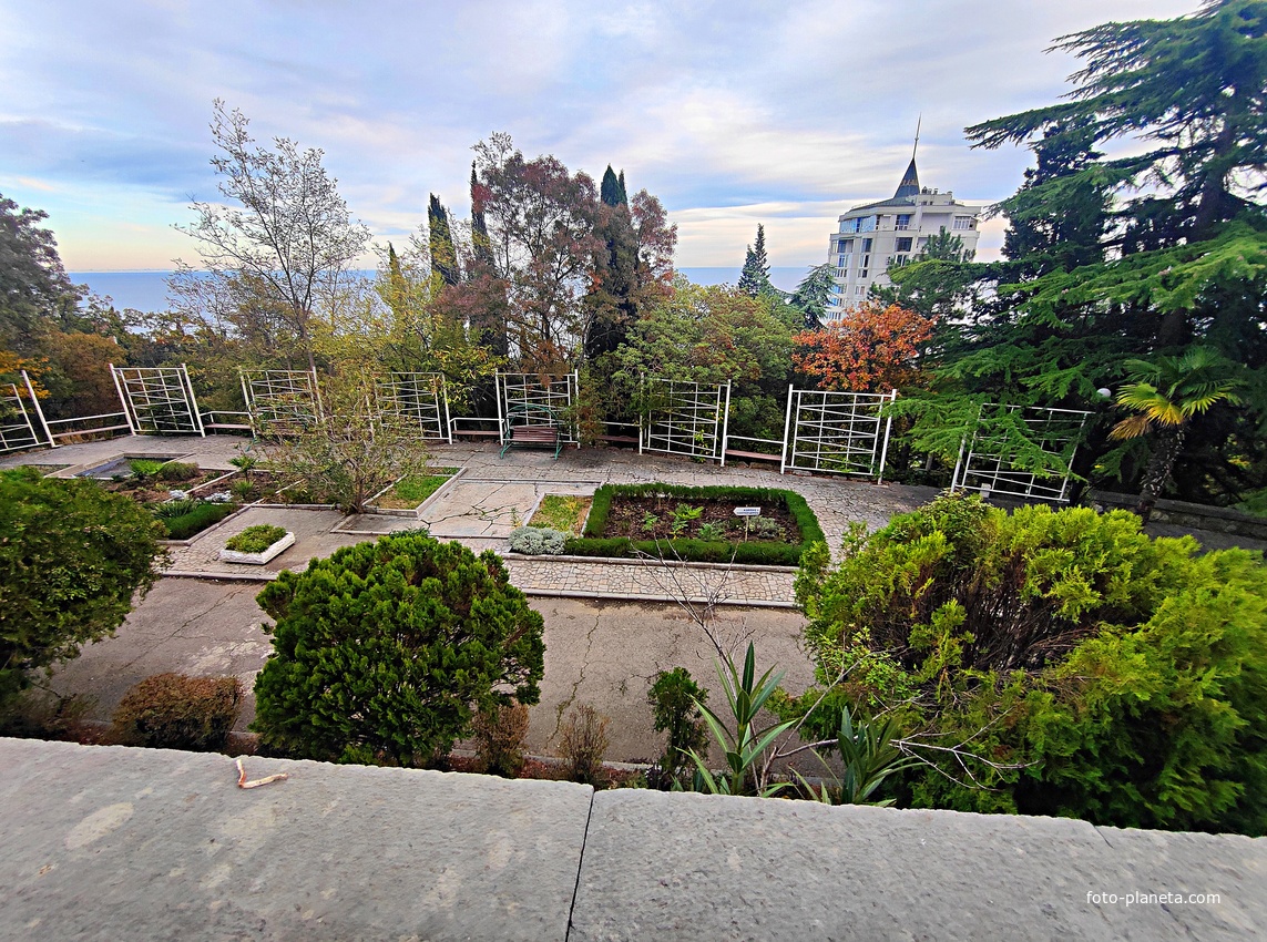 Санаторий "Горный" в п.г.т. Курпаты. Вид с входа 1-го корпуса на территорию санатория и акваторию Чёрного моря. Впереди по побережью - высотный ЖК "Южная Пальмира".