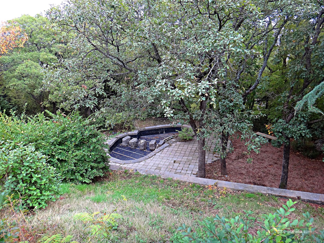 Парк санатория "Горный" в п.г.т. Курпаты. Территория санатория ниже 1-го корпуса.