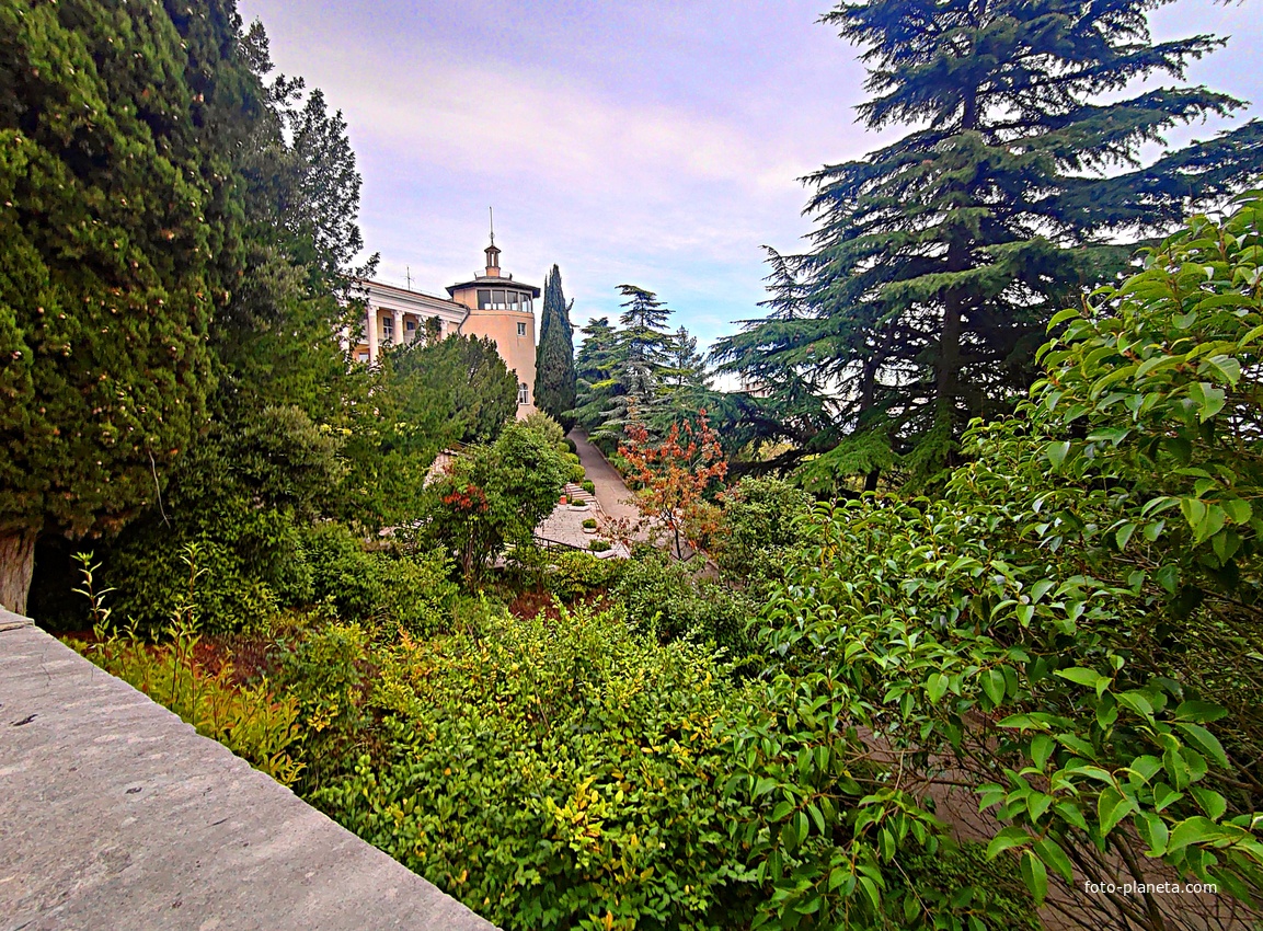 Санаторий "Горный" в п.г.т. Курпаты. Одна из башен 1-го корпуса с лестничными пролётами и маршами внутри.