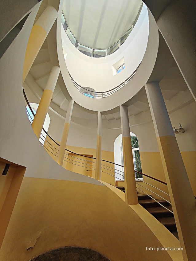 Санаторий "Горный" в п.г.т. Курпаты. Внутри одной из башен 1-го корпуса с лестничными пролётами и маршами.