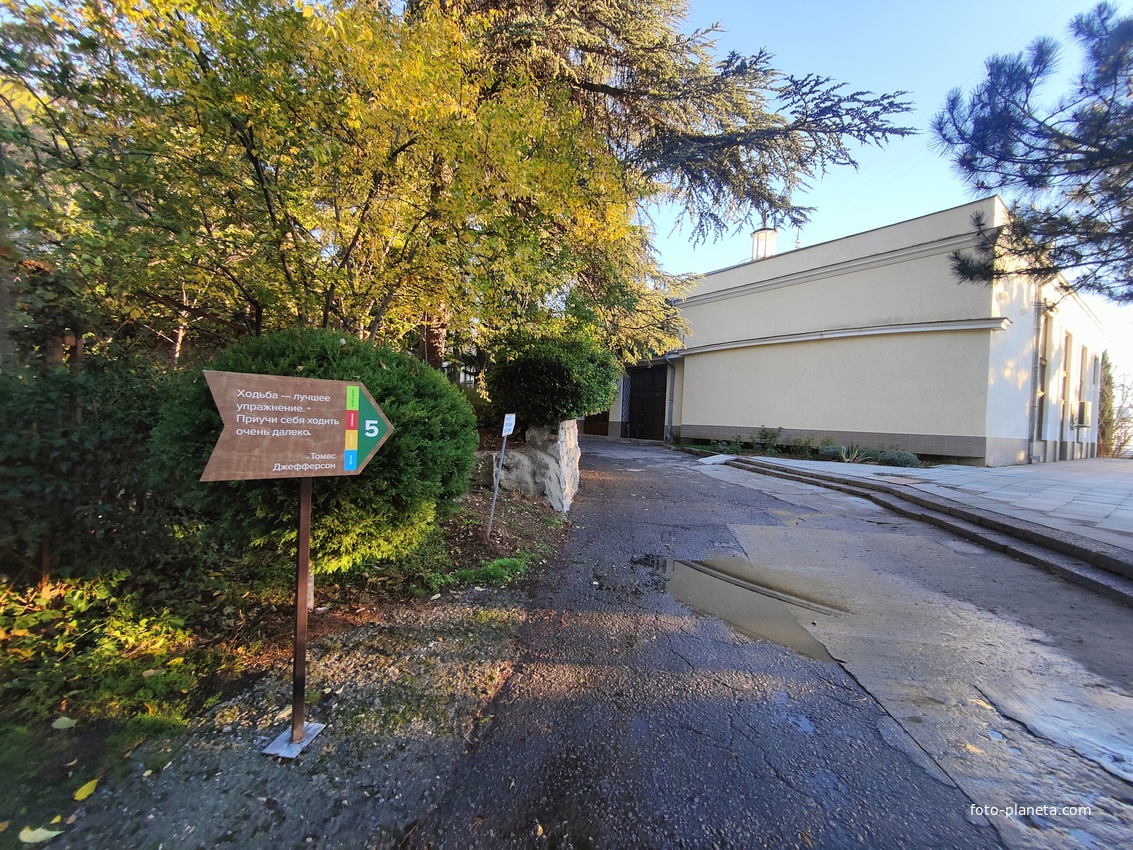 Санаторий "Горный" в п.г.т. Курпаты. Дорожка  между корпусами и в сторону клуба и столовой.