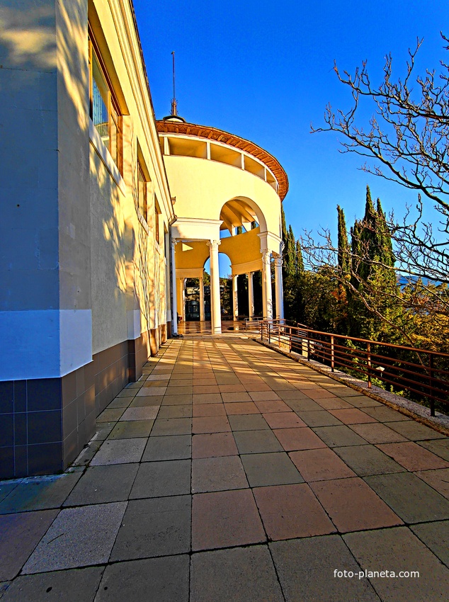 Санаторий "Горный" в п.г.т. Курпаты. Ротонда у клуба и столовой.