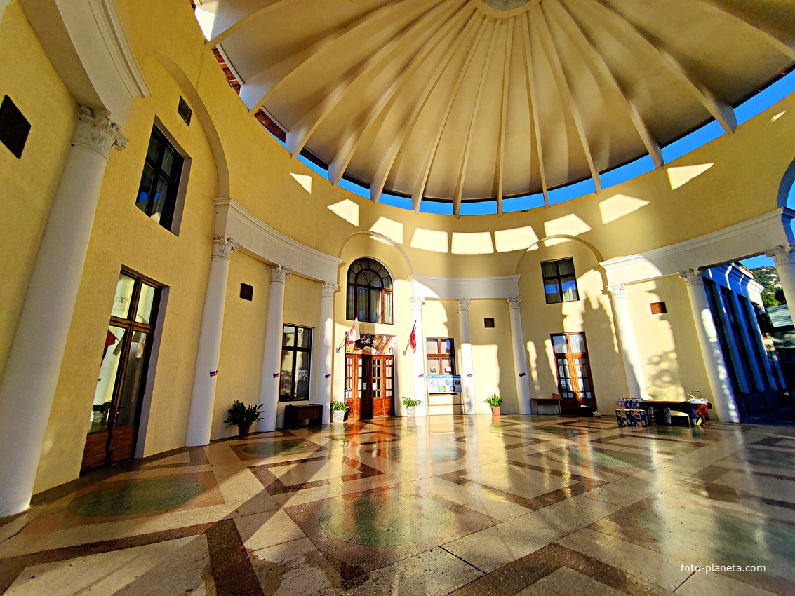 Санаторий "Горный" в п.г.т. Курпаты.  Ротонда у клуба и столовой. Слева - вход в клуб.