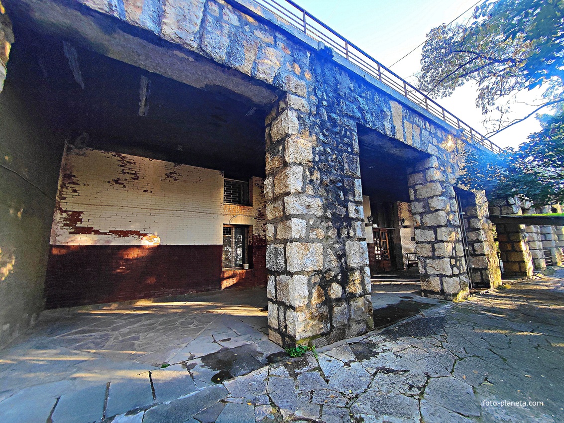 Санаторий "Горный" в п.г.т. Курпаты. Основание смотровой площадки у клуба и столовой.