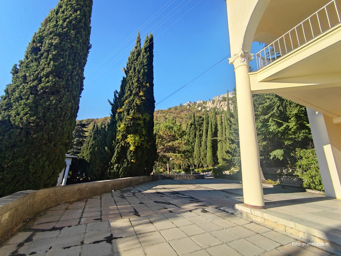 Санаторий "Горный" в п.г.т. Курпаты. Дорожка вдоль юго-западной части 1-ого корпуса.