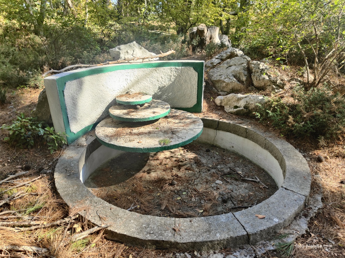 Парк санатория "Горный" в п.г.т. Курпаты. Декоративный недействующий фонтан.