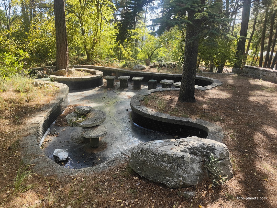 Парк санатория "Горный" в п.г.т. Курпаты. Декоративный недействующий фонтан с мини бассейном в стиле японского сада.