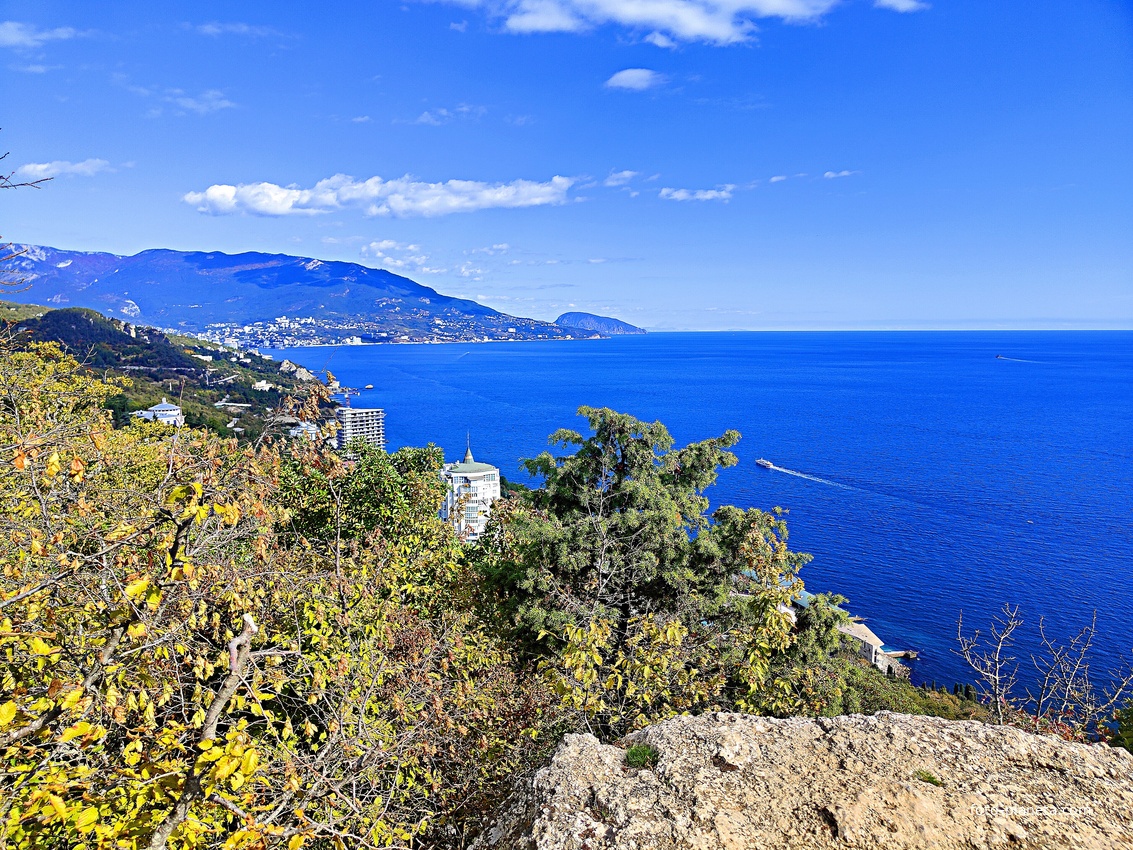 Вид на Черноморское побережье со скалы Утюг. Впереди - высотный ЖК "Южная Пальмира", за ним - строящийся 14-и этажный апарт-комплекс «Царский Берег»", далее - санаторий "Курпаты", а напротив по склону - корпуса и столовая с клубом санатория "Горный".