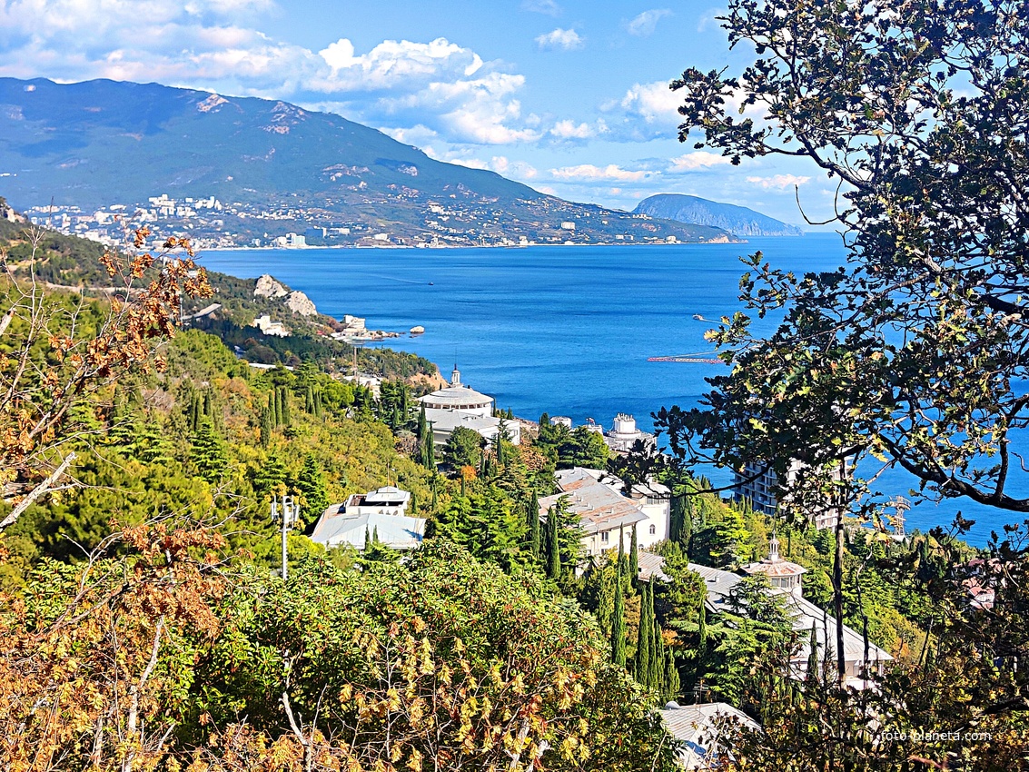 Вид на Черноморское побережье с обрыва у Царской тропы. Внизу - корпуса санатория "Горный", большой - 1-й, слева - 2-й, правее - 3-й, здание с ротондой - клуб со столовой. У берега корпус "Дружба" комплекса «Курпаты» («летающая тарелка»).