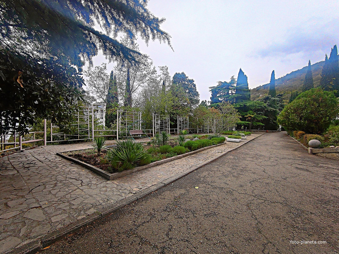 Санаторий "Горный" в п.г.т. Курпаты. Площадка перед главным входом в 1-й корпус.