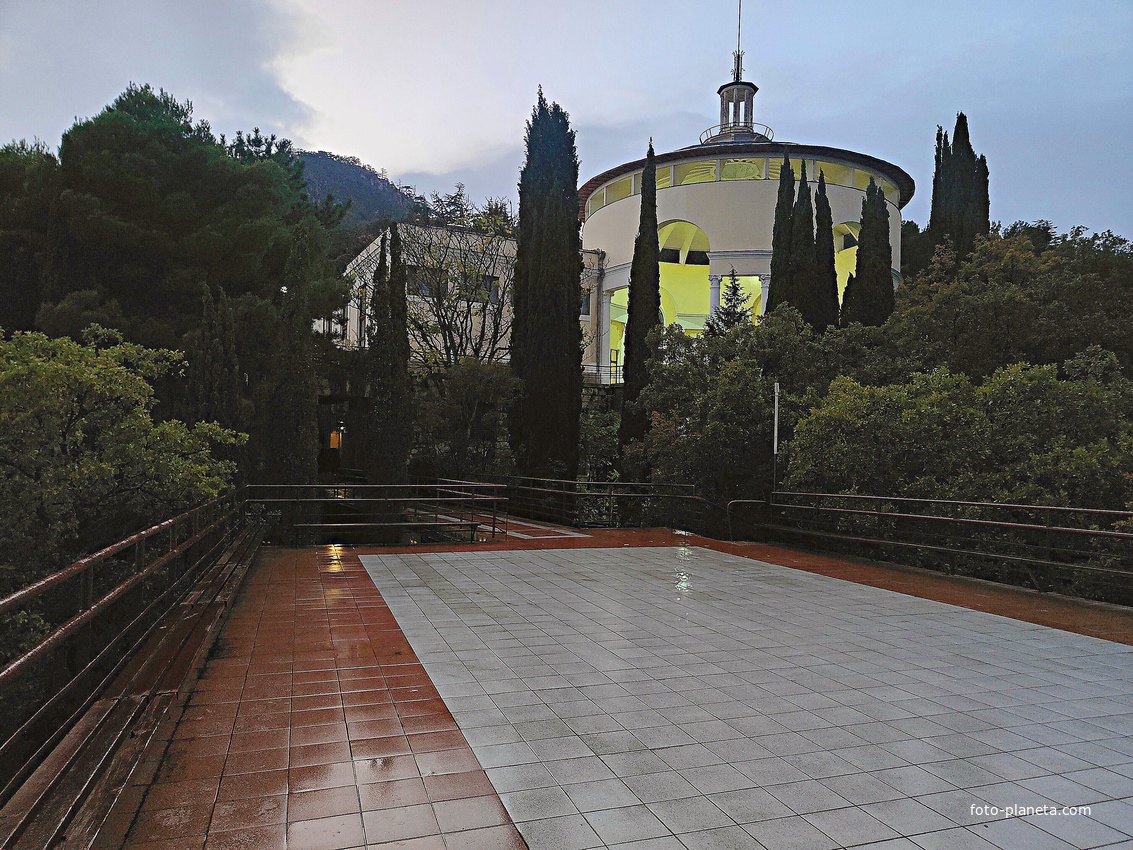 Санаторий "Горный" в п.г.т. Курпаты. Вид со смотровой площадки на ротонду у клуба и столовой.