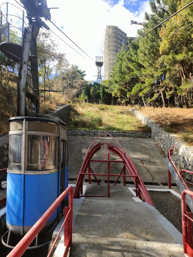 Санаторий "Горный" в п.г.т. Курпаты. Санаторная канатная дорога. Вид от нижней станции.