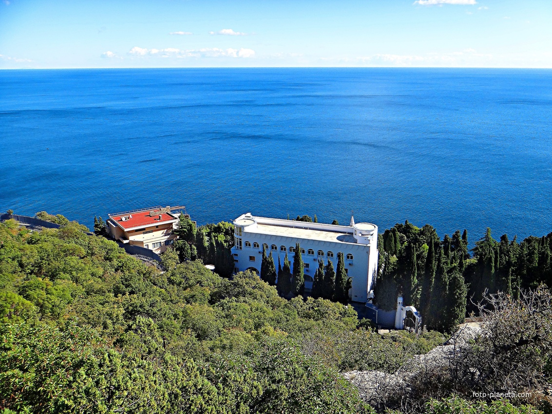 Вид на Черноморское побережье со скалы Утюг. Территория санатория "Кичкине" ФСО РФ (закрытая) в п. г. т. Гаспра. В центре - Дворец Кичкине — бывшая летняя резиденция князя Дмитрия Константиновича Романова.