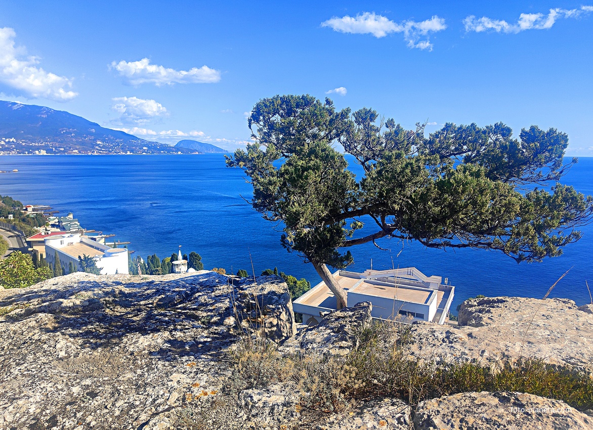 Вид на Черноморское побережье с Царской тропы. Слева - дворец Кичкине (летняя резиденция князя Д. К. Романова) на территории санатория "Кичкине" ФСО РФ в п.г.т. Гаспра.
