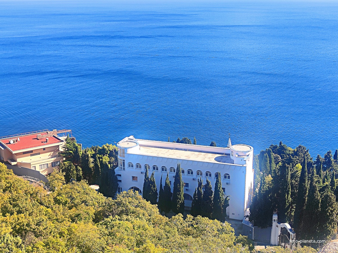 Вид на Черноморское побережье со скалы Утюг. Территория санатория "Кичкине" ФСО РФ (закрытая) в п. г. т. Гаспра. В центре - Дворец Кичкине — бывшая летняя резиденция князя Дмитрия Константиновича Романова.