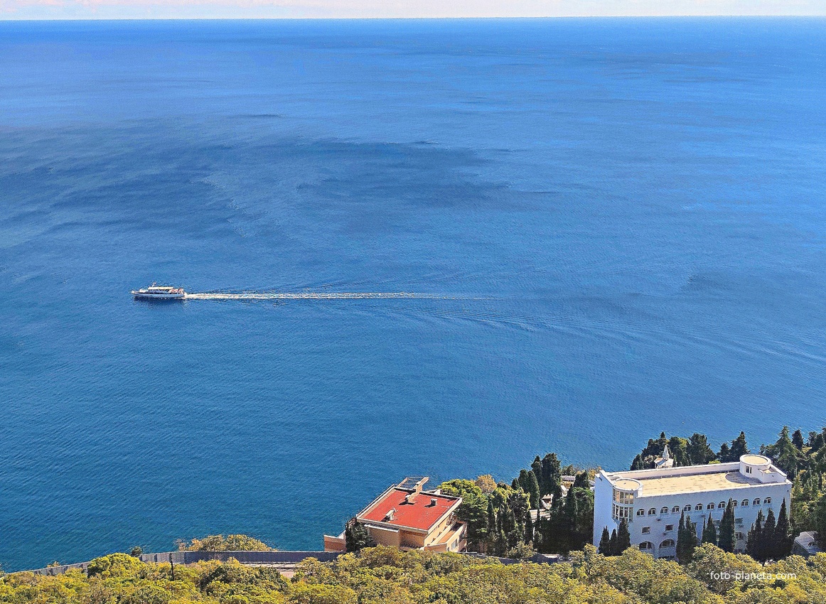 Вид на Черноморское побережье со скалы Утюг. Территория санатория "Кичкине" ФСО РФ (закрытая) в п.г.т. Гаспра, справа - дворец Кичкине (летняя резиденция князя Д. К. Романова).