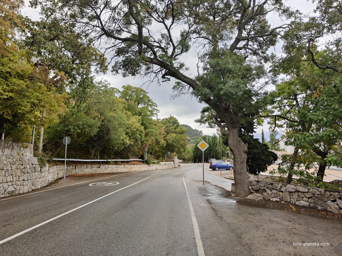 Алупкинское шоссе, справа - съезд к отелю "Пальмира Палас".