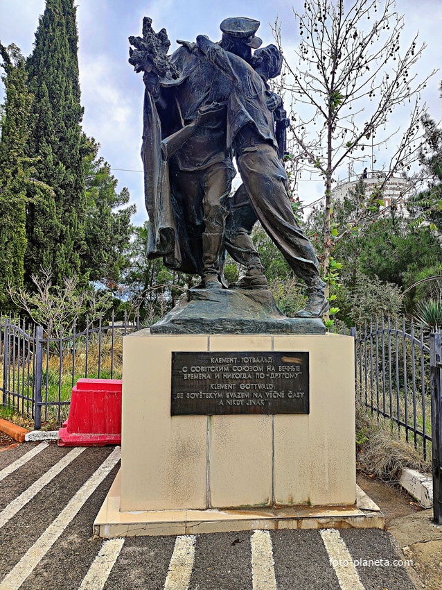 Памятник Советско-Чехословацкой дружбы "Братание" 1985г. в Курпатах чешского худ. Карела Покорны, изображ. встречу советского воина и чешского ополченца в мае 1945 г. при освобождении Чехословакии. Копии - в Праге (1960 г.) и в Ленинграде (1977 г.).