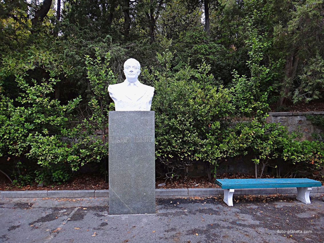 Бюст Пальмиро Тольятти в парке бывшего одноимённого санатория в Курпатах. Авторы: скульптор А. А. Емельянцев и архитектор А. Т. Полянский.