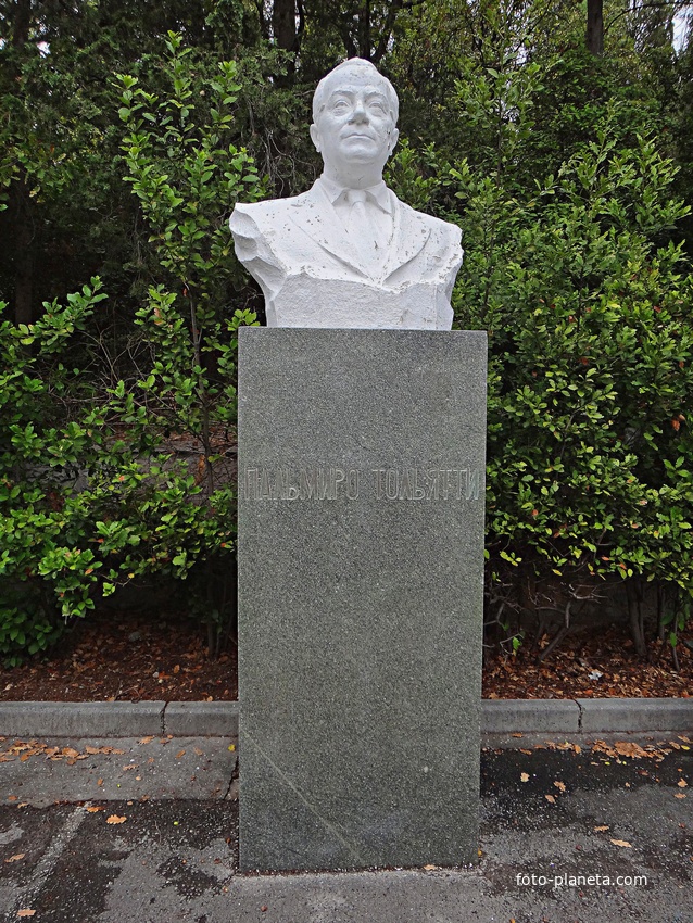 Бюст Пальмиро Тольятти в парке бывшего одноимённого санатория в Курпатах. Авторы: скульптор А. А. Емельянцев и архитектор А. Т. Полянский.