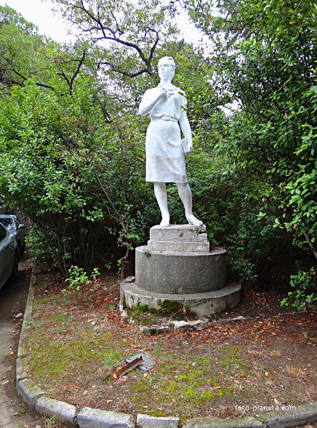 Статуя «Девушка с книгой» в парке бывшего санатория имени Пальмиро Тольятти в Курпатах.