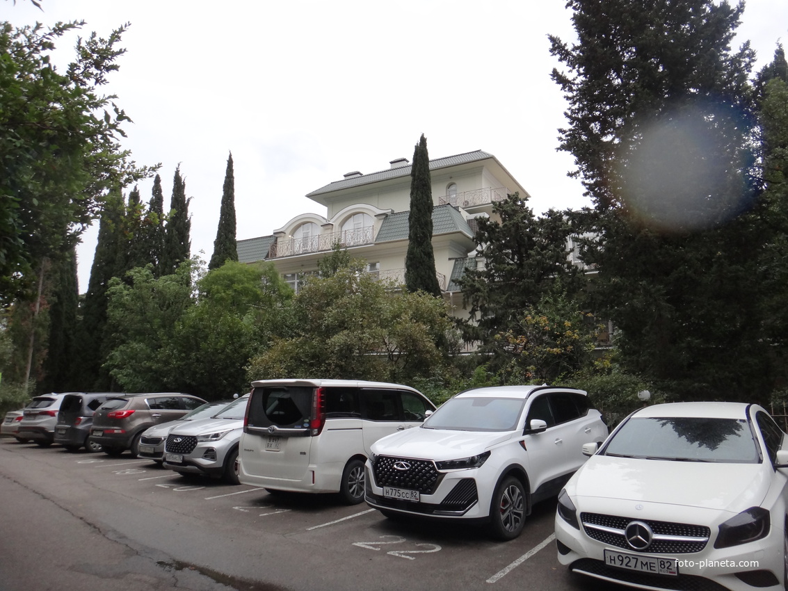 Парк бывшего санатория имени Пальмиро Тольятти в Курпатах. Справа корпус отеля "Пальмира Палас".