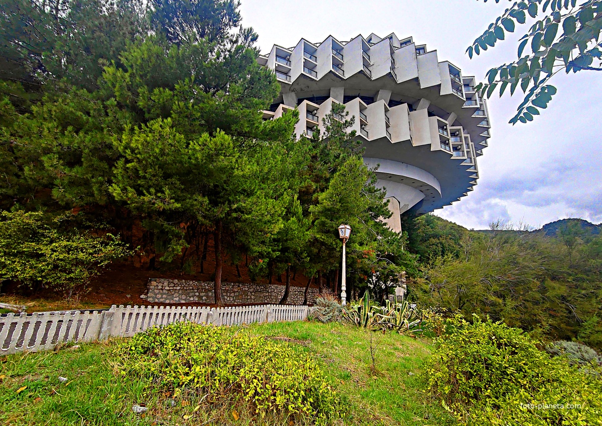 Парк бывшего санатория имени Пальмиро Тольятти в Курпатах. Корпус «Дружба», построенный в 1985г. совместно с чехами (знаменитая «летающая тарелка»).