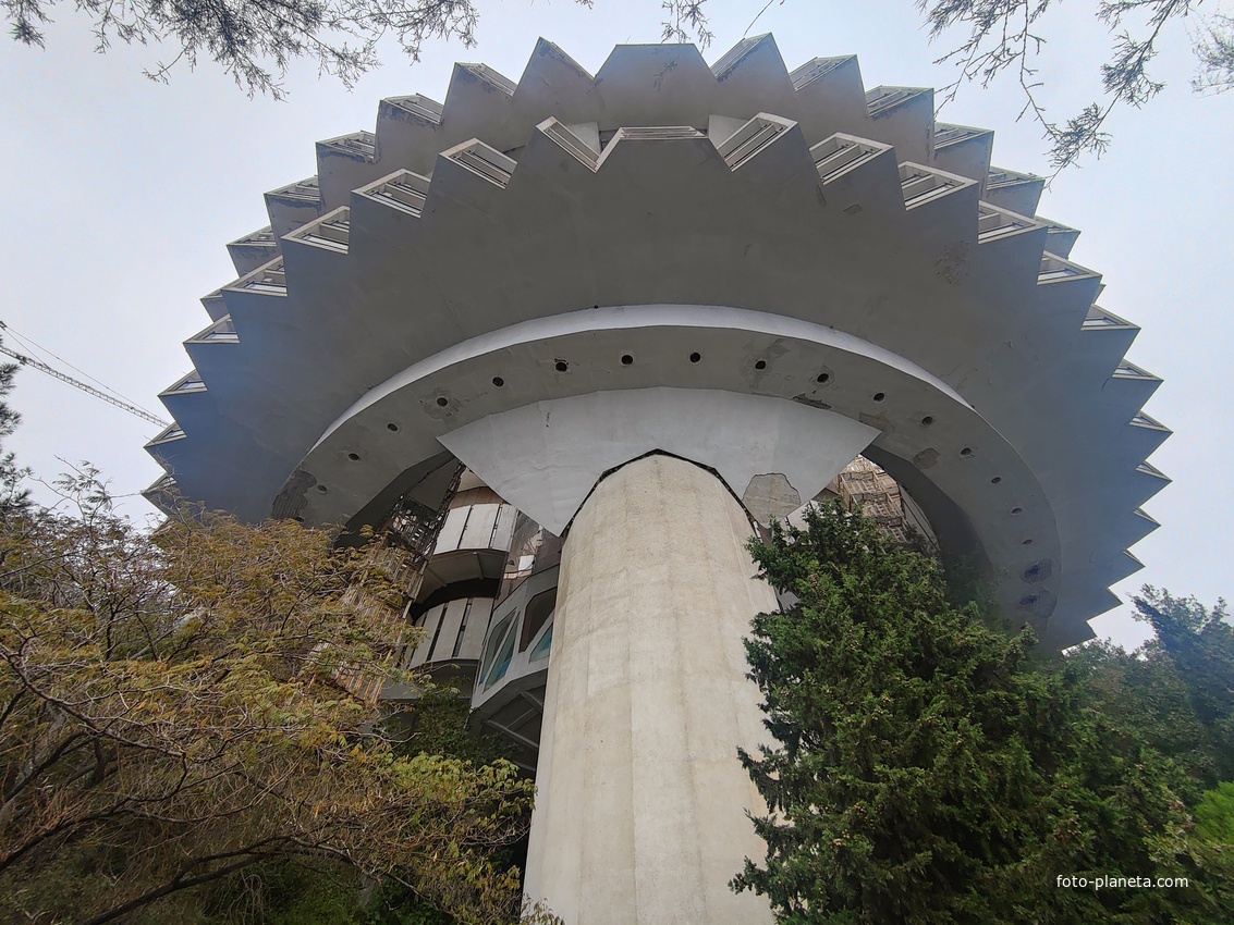 Бывший санаторий имени Пальмиро Тольятти в Курпатах. Корпус «Дружба», построенный в 1985г. совместно с чехами (знаменитая «летающая тарелка»).