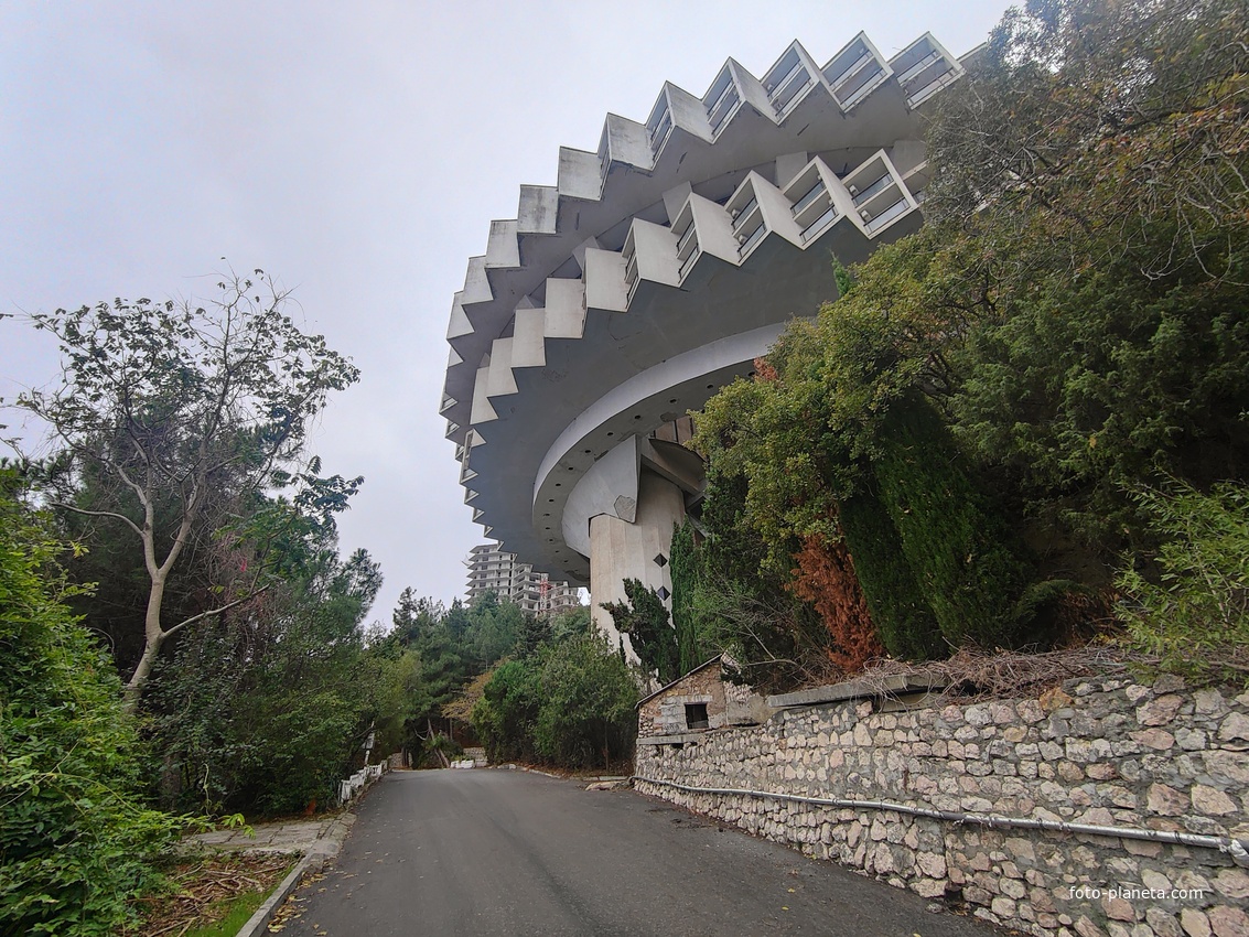 Бывший санаторий имени Пальмиро Тольятти в Курпатах. Корпус «Дружба», построенный в 1985г. совместно с чехами (знаменитая «летающая тарелка»).