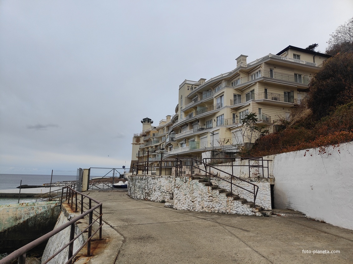 Один из корпусов отеля "Пальмира Палас" в Курпатах.