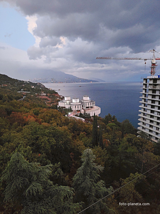 Вид с канатной дороги санатория "Горный" на корпус «Дружба», постройки 1985г. совместно с чехами (знаменитая «летающая тарелка») комплекса «Курпаты» Управ. делами Президента РФ и строящийся 14-и этажный апарт-комплекс «Царский Берег».