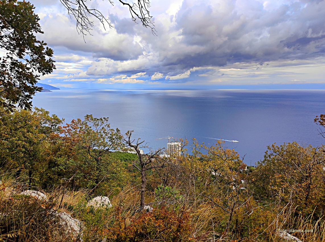 Вид на Черноморское побережье со скал у Стройгородка. Внизу - строящийся 14-и этажный апарт-комплекс «Царский Берег»", левее - корпус "Дружба" комплекса «Курпаты» Управ. делами Президента РФ.