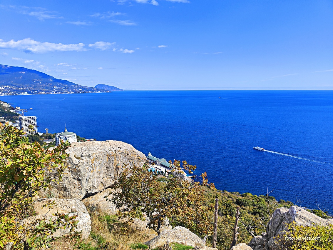 Вид на Черноморское побережье со скалы Утюг. Внизу - строения отеля Пальмира Палас, верхние этажи ЖК "Южная Пальмира", строящийся 14-и этажный апарт-комплекс «Царский Берег»", далее - корпус "Дружба" комплекса «Курпаты» Управ. делами Президента РФ.