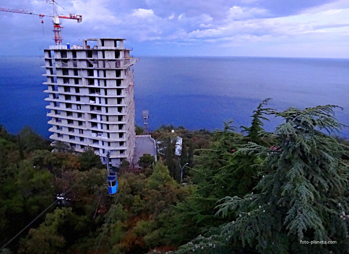 Вид с канатной дороги санатория "Горный" на строящийся 14-и этажный апарт-комплекс «Царский Берег» в Курпатах.