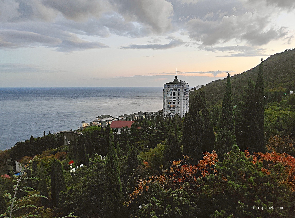 Вид со смотровой площадки у клуба и столовой санатория "Горный" на строения отеля Пальмира Палас, высотный ЖК "Южная Пальмира".