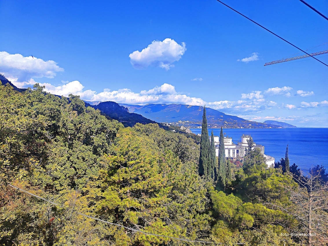 Вид с канатной дороги санатория "Горный" в п.г.т. Курпаты на южный склон Ай-Петринского массива Черноморскую акваторию и побережье,  корпус "Дружба" («летающая тарелка») комплекса «Курпаты» Управления делами Президента РФ.